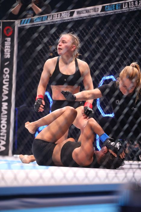 Sani Brännfors voitti debyyttinsä ammattilaisena Helsingissä toukokuussa. Amatöörikehissä hän voitti kolme maailmanmestaruutta ja kaksi EM-kultaa.