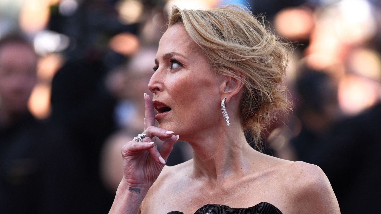 Teatteri | Gillian Anderson läksytti pitkä­aikaisia fanejaan teatterin ovella, video leviää