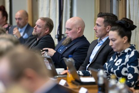 Niko Viinamäki (kuvassa keskellä) sanoo, että edustajien koskemattomuus on tärkeä osa demokratiaa. 