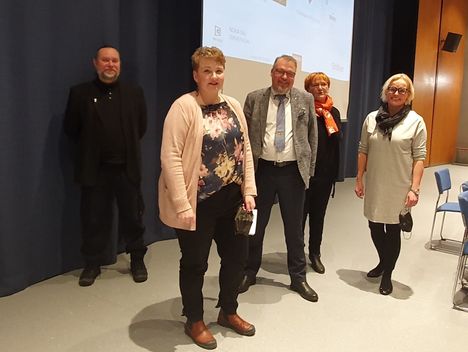 Jani Lehtinen, Arja Laitinen, Jari Kinnunen, Mervi Veijola ja Niina Melkko osallistuivat tiistai-illan vaalipaneeliin. Kuvasta puuttuu Marjut Hovi, joka oli mukana etäyhteydellä.