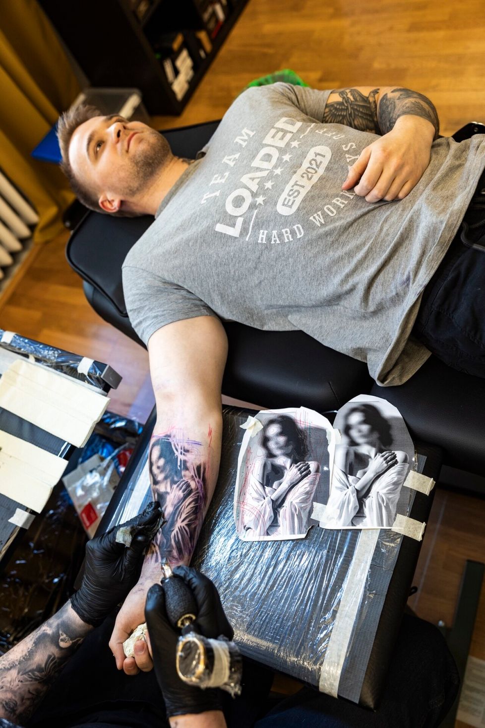 Tuomas Koivurinne tekee Tino Luomalle tatuointia Studio Rikutursossa. Luoma sai idean tatuointiin netistä, ja Koivurinne muokkasi sitä. ”Extempore idea, jonka halusin toteuttaa. Todella hienoa jälkeä tulee, täydellinen omaan silmään”, Luoma sanoo.