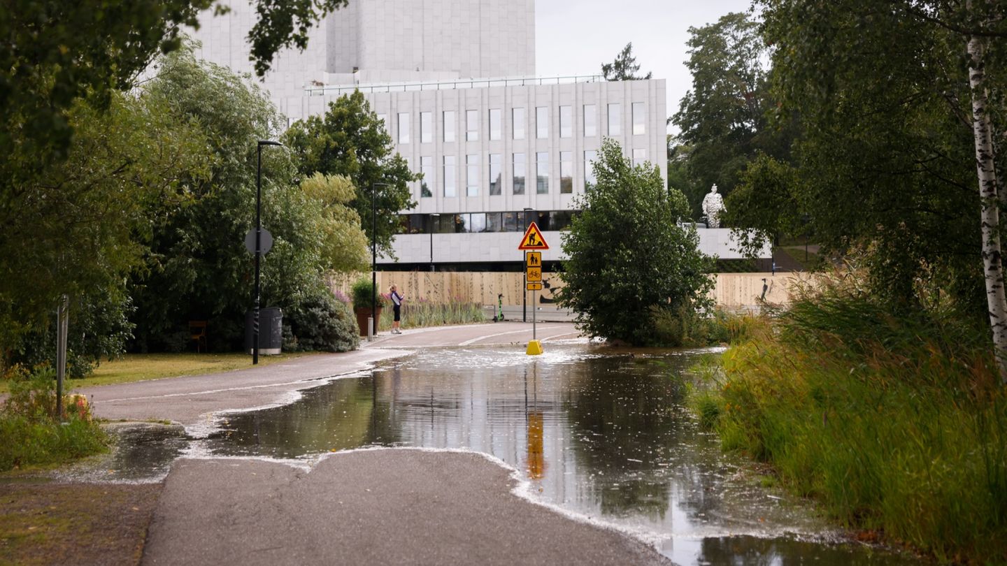 Helsinki: Töölönlahti Bay Floods Amidst Construction