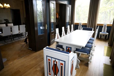 Siniselle verannalle palautettiin alkuperäinen, arkkitehti Gösta Kulvikin suunnittelema valkoinen puukalusto.