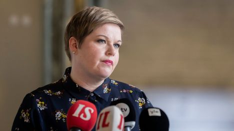– Äärioikeiston kanssa flirttailu, natsismisympatiat, väkivalta tai rasismi ovat asioita, joita ei sivuuteta olankohautuksella, Annika Saarikko sanoo.