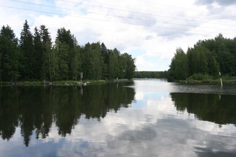 Sotkanvirran molemmilla puolilla kapeimmalla kohdalla ovat rantakiveykset, jotka reunustavat kapeikkoa. Kuva vuodelta 2008.