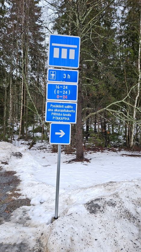 Arvo Ylpön kadulla saa hetkisen tutkia, miten ja kuka täällä saa pysäköidä.