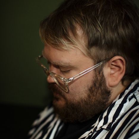 Taneli Kemppi ei saanut kasvurauhaa. Ympäristön jatkuva painopuhe sotki hänen ruoka- ja kehosuhteensa, joita Kemppi käsittelee uudessa sarjakuvateoksessaan.