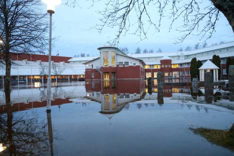 Raumanmeren koulun edustalla tulvi.