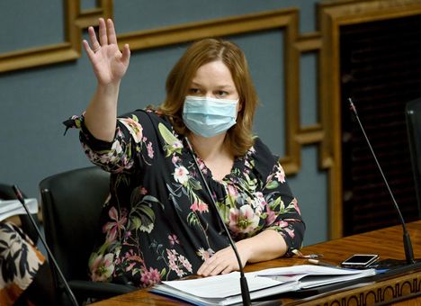 Perhe- ja peruspalveluministeri Krista Kiuru eduskunnan suullisella kyselytunnilla 26. marraskuuta.