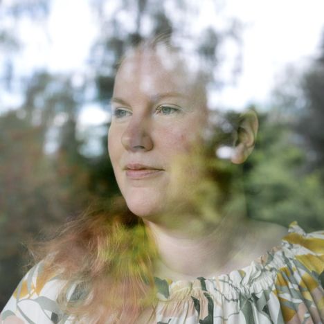 Sini Merkola on tuntenut koko aikuisikänsä syyllisyyttä isänsä rikosten takia. ”Olen halunnut auttaa huumeriippuvaisia ja tuoda kirjoittamalla esiin heidän näkökulmaansa.”