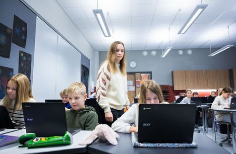 Nokian Harjuniityn koulun 5C-luokan oppilaat pelasivat omilla koneillaan englannintunnin lopuksi. Eturivissä vasemmalta oppilaat Ronja Pitkänen, Elmeri Jokinen ja Iina Asikainen, taustalla opettaja Roosa Kuhna. 