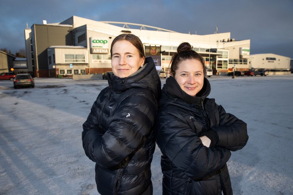 Nokialla nuorempana asunut Petra Nieminen (vas.) ja Jenni Hiirikoski ovat kaksi kuudesta Luulajan suomalaispelaajasta. Hiirikoski kertoo, että Ruotsissa arvostetaan suomalaisten työmoraalia ja asioihin tarttumista. Välillä joukkueessa tulee hyväntahtoista kuittia siitä, että suomea puhutaan liikaa.