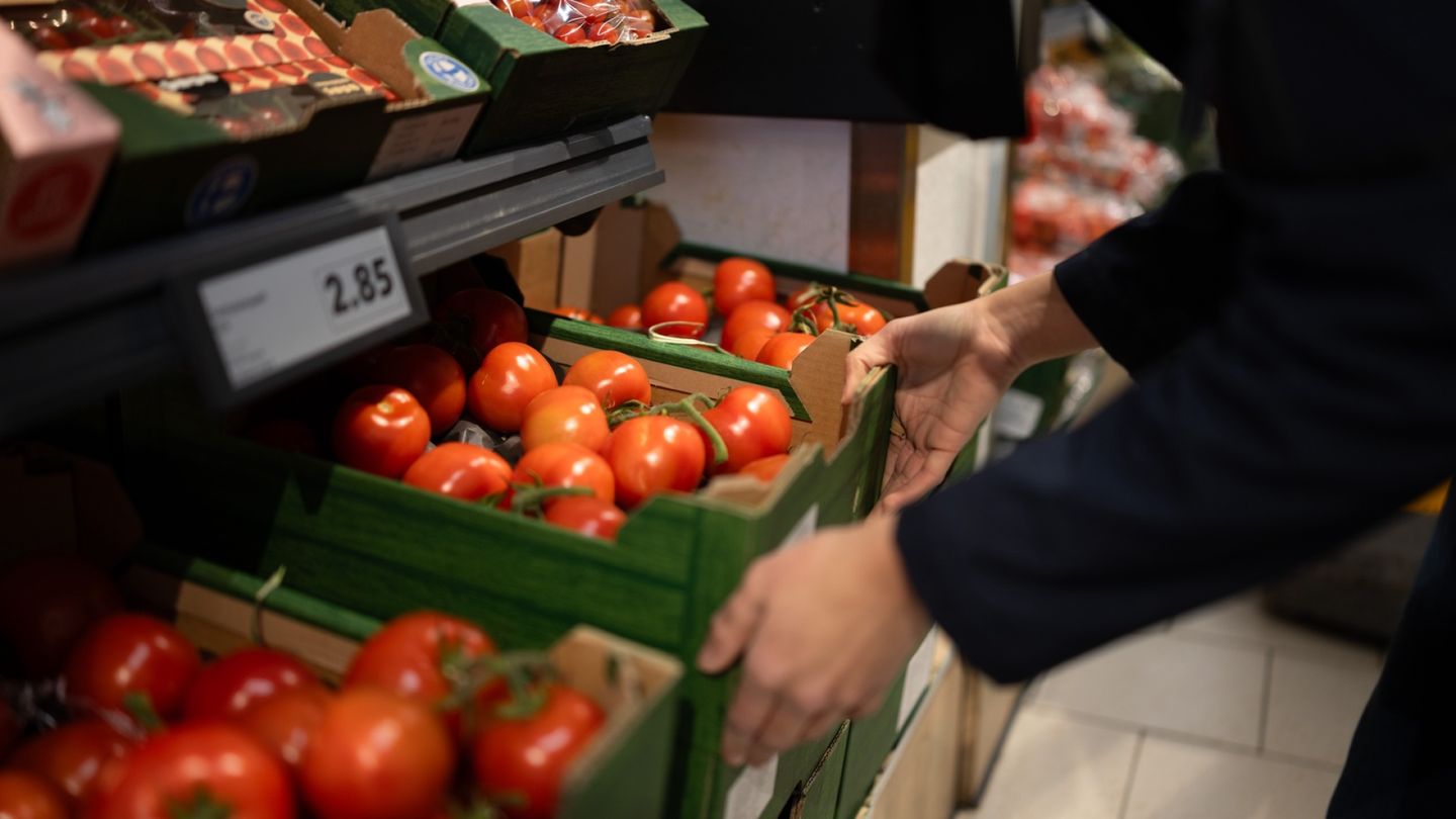 Survey: Young people skip applying for summer jobs if ad is poor