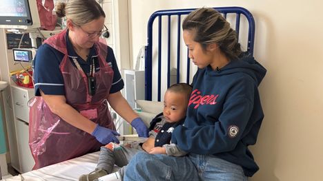 Oliver Chu sai geenimuokattuja kantasoluja Manchesterin kuninkaallisessa lastensairaalassa. Vieressä äiti JIngru Chu.