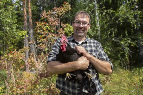 Ville Rantala Kalle-kukko ja kanahaaremi pitävät yllä harvinaista valkeakoskelaista ...