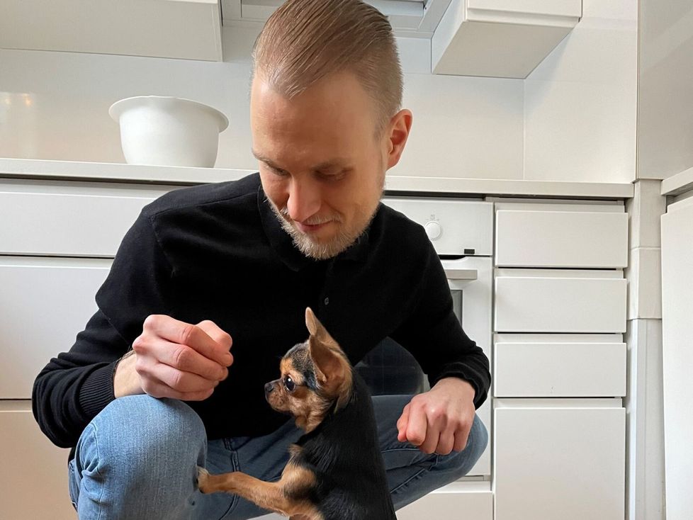Pikkuinen Martti koira Istuu Jaloissa Kun Kasperi Saarenmaa 26 Pikkuinen Martti koira Istuu Jaloissa Kun Kasperi Saarenmaa 26