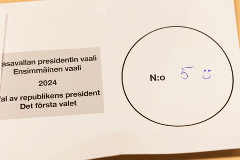 Äänestysnumero 5 kuului Jussi Halla-aholle. Hymiön vuoksi ääntä ei kuitenkaan hyväksytä.
