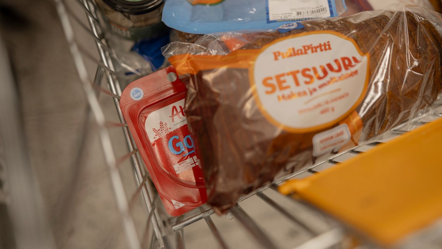 HS Kolarissa | Pohjoisen pikkukaupan myynti­hittejä ovat Gotler-makkara ja setsuuri­leipä