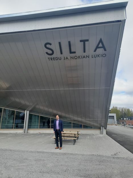 Jouni Aapajärvi uuden Silta-kampuksen pääovilla.