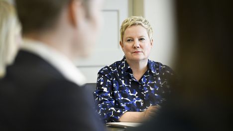Palvelualojen työnantajien Paltan edustajat ja valtakunnansovittelija Anu Sajavaara valtakunnansovittelijan toimistolla Helsingissä 6. kesäkuuta.