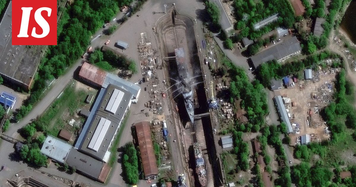 Satelliitti­kuvat paljastivat: 100-metrinen sota­laiva roihusi Ukrainan iskujen jälkeen