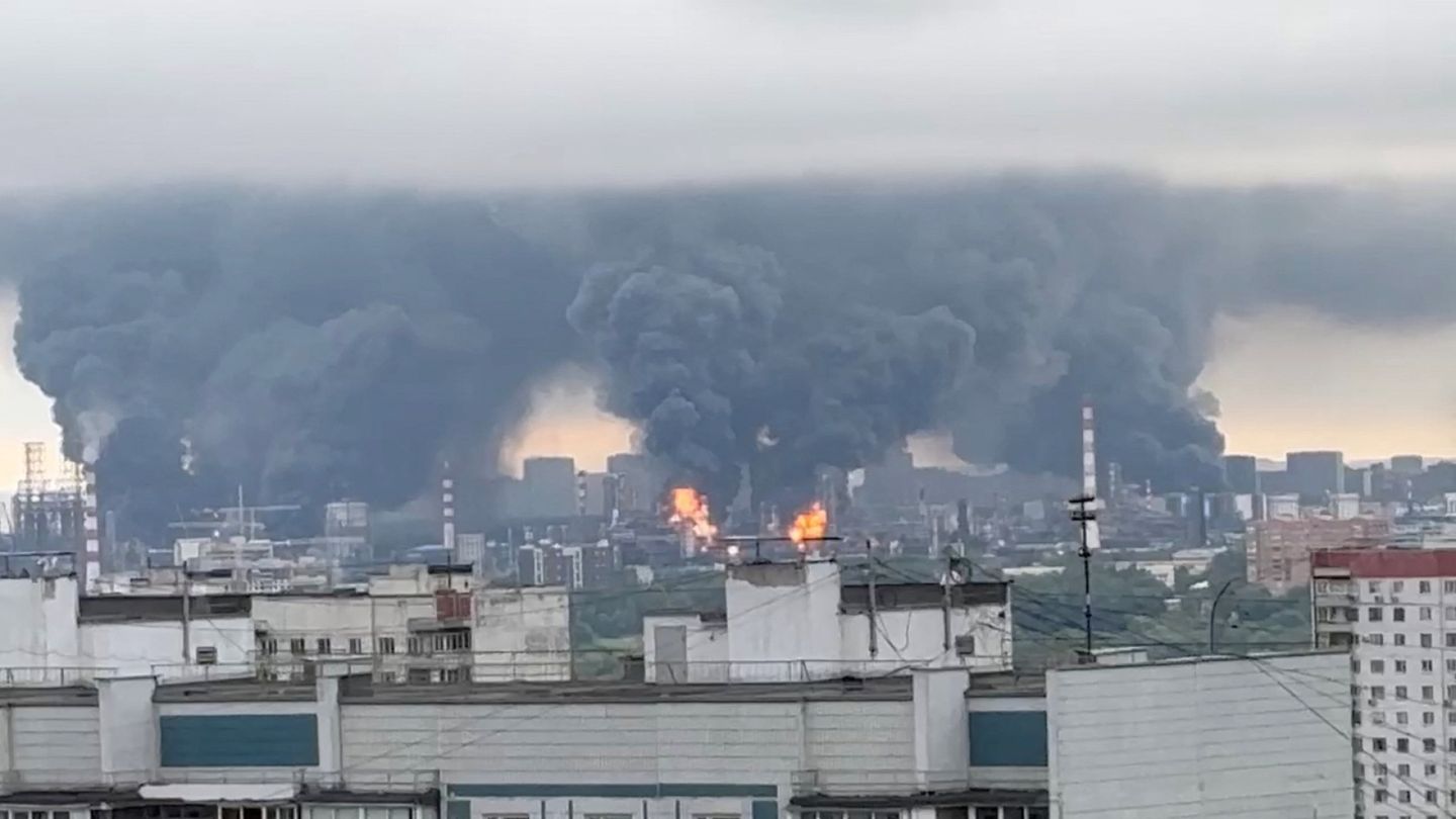 Ukraine Launches Major Drone Attack on Moscow Oil Refinery; Russia Strikes Kyiv