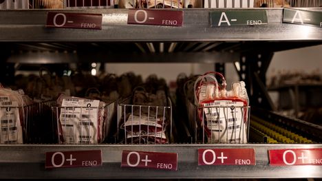 Vuoden 2024 arkistokuvassa verta säilytyksessä Veripalvelulla.