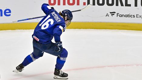Petra Nieminen teki Suomen ainoan maalin. Avauserässä hän syötti Susanna Tapanille namupaikan, mutta Tapani ei onnistunut ohittamaan Yhdysvaltain maalivahtia Aerin Frankelia.