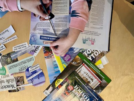 Mitä sinun aarrekartassasi lukisi? Aarre- tai motivaatiokartasta on monenlaisia sovelluksia. Yksi helppo versio syntyy leikkaamalla ensin lehdistä itseä puhuttelevia kuvia ja lauseita kollaasiksi.