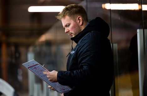 Pyryn päävalmentaja Toni Rautakorpi odottaa innolla perjantain Mestis-avausta. Taso on jokaisella osa-alueella huomattavasti kovempi kuin Suomi-sarjassa, hän sanoo.