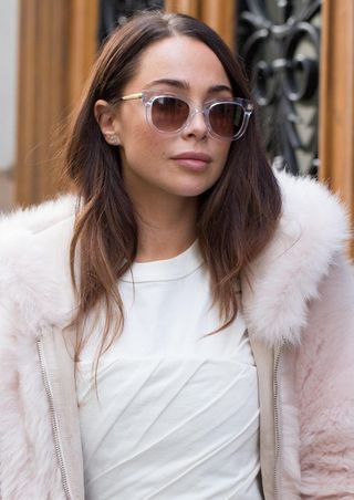 Trendikäs kehys on läpinäkyvä ja muovinen.