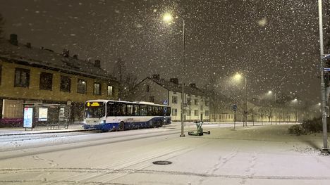 Tampere säästää nyt liikennettä vähentämällä. Kuvassa bussi Tampereen Härmälässä marraskuussa 2024.