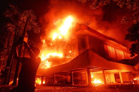 Makassarin alueparlamentin alahuoneen rakennus paloi Sulawesin saarella viime perjantaina.