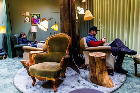 자연을 테마로 한 작은 공간에는 독서에 빠져들 수 있는 안락의자가 가득합니다.