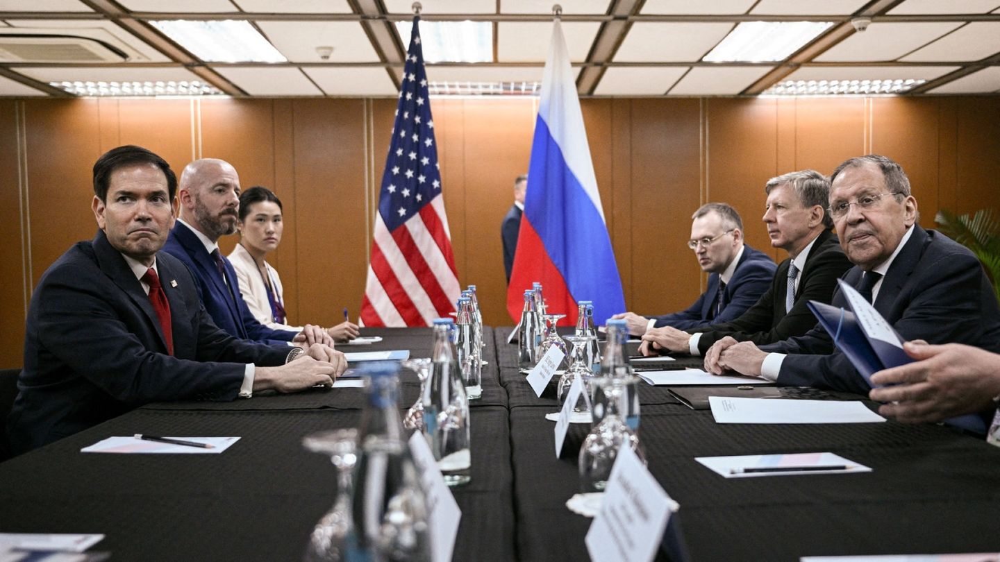 Russia, U.S. Foreign Ministers Meet in Philippines to Discuss Ukraine Peace
