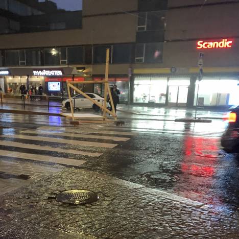 A large sign flew onto the tram rails on Helsinginkatu and briefly cut off tram traffic.