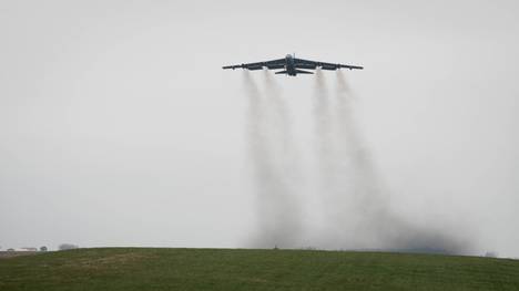 Yhdysvaltain Ilmavoimien Strateginen B-52-pommikone Lensi Illalla ...