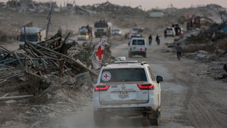 Punaisen Ristin kansainvälisen komitean (ICRC) edustajat ja Hamasin taistelijat etsivät israelilaisten panttivankien ruumiita Gazan kaupungin raunioista 12. marraskuuta.