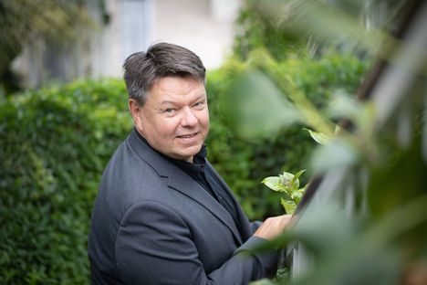 Maailman ilmatieteen laitoksen järjestön pääsihteeri Petteri Taalas avaa Siuron Iloisen ilmastopäivän ennakkotapahtumasarjan luennoimalla Genevestä käsin kirjastaan.