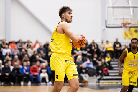 Antti Ahonen upotti yhden kolmen pisteen heiton pelissä Karhu Basketia vastaan. Arkistokuva.