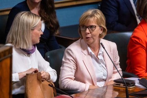 Opetusministeri Anna-Maja Henriksson (oik.) ja valtiovarainministeri Riikka Purra hallituksen aitiossa syyskuussa. Eduskunta käsitteli tuolloin valtioneuvoston rasisminsvastaista tiedonantoa.