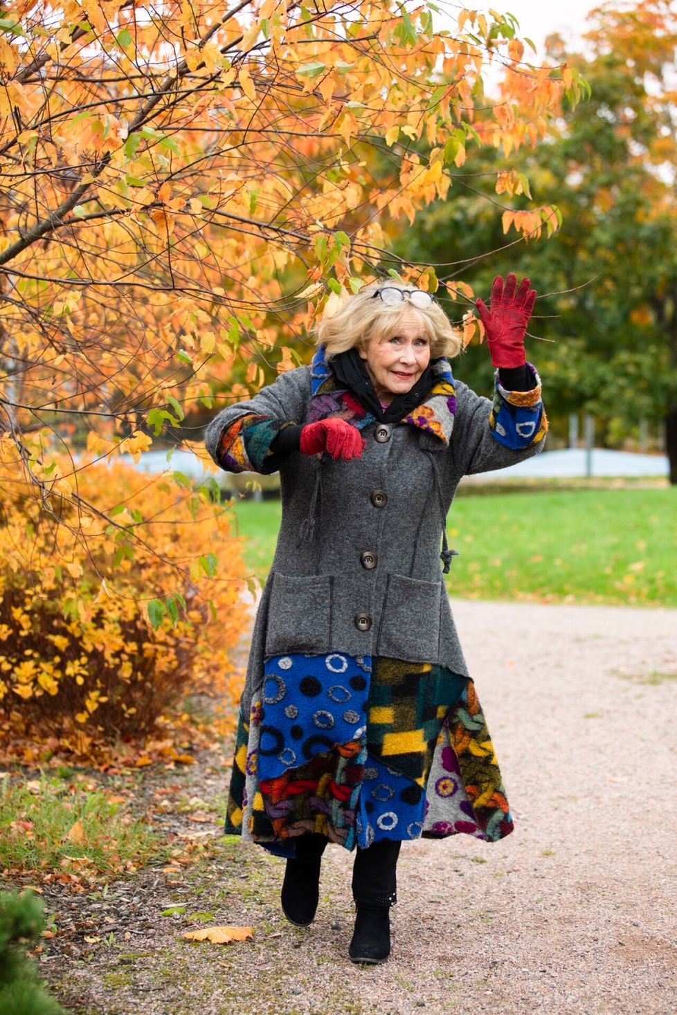 Eeva on jäänyt virallisesti eläkkeelle jo yli 20 vuotta sitten, mutta tekee edelleen aktiivisesti töitä.