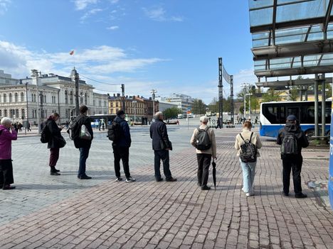 Terminaalissa odotetaan bussia kuin korona-aikana konsanaan, vaikka laituri olisi oikea paikka.