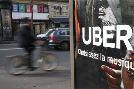 Autokyytipalvelu Uber mainosti bussipysäkin kyljessä Pariisissa viime maaliskuussa.
