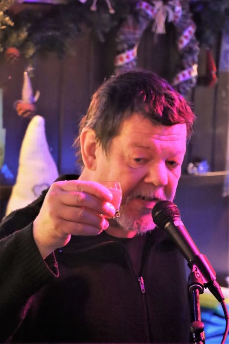 Tero Nyman nosti maljan Tintille.