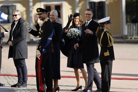 Crown Prince Haakon of Norway and his wife Crown Princess Mette-Marit waved to the audience with the Finnish presidential couple.