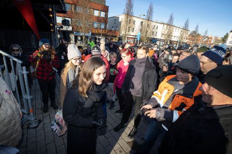 Pääministeri Sanna Marin on vieraillut Satakunnassa syksyllä pariin otteeseen. Lokakuun lopussa hän sai kannattajiltaan rokkitähden vastaanoton Kankaanpään torilla.