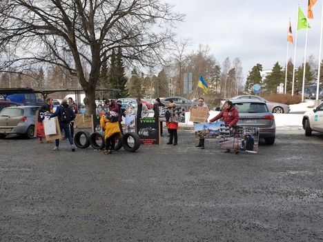 Nokian renkaiden edessä osoitettiin mieltä torstaina.