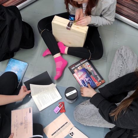 Kulttuurialan toiminta-avustusten leikkaus koskee muiden muassa Suomen kirjainstituuttia. Kuvassa peruskoululaiset testaamassa Suomen kirjainstituutin kehittämää nuortenkirjallisuutta esittelevää Pakomatkalla-peliä.