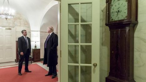 Entinen Valkoisen talon lääkäri, kontra-amiraali, Ronny Jackson ja Yhdysvaltain presidentti Donald Trump maaliskuussa 2018.